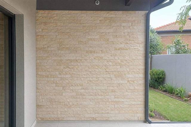 Domino-cut sandstone cladding