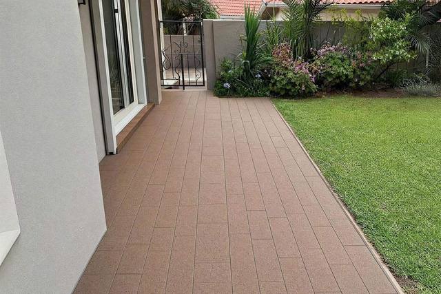 Double-length clay pavers in Nutmeg