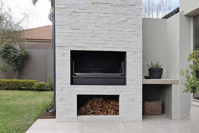 Sandstone interlocking cladding in Grey sandstone