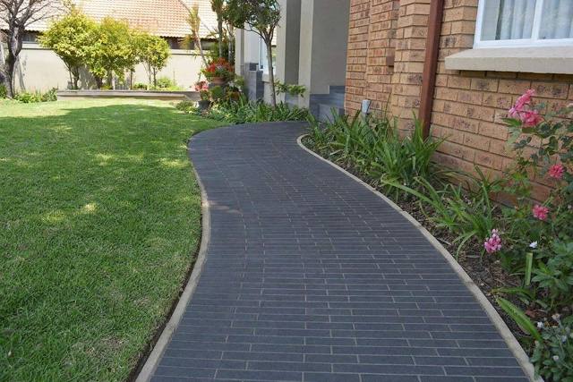 Slim clay pavers (non-bevelled) in Onyx black