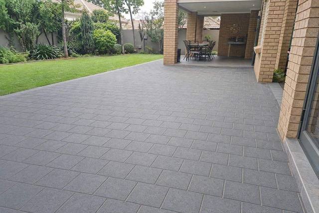 Cottage pavers in Black