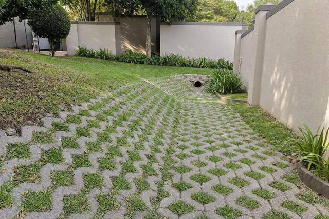 Interlocking erosion-control blocks