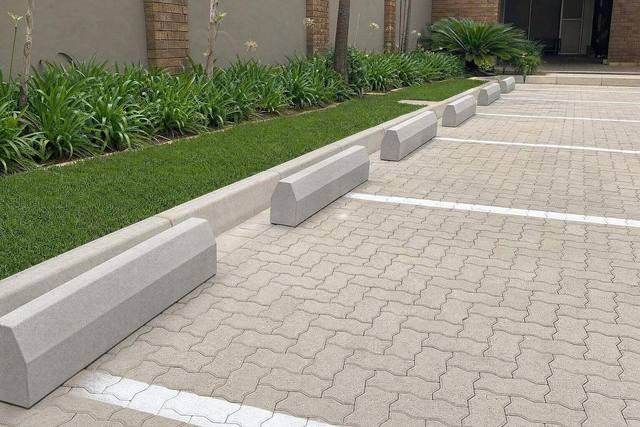 Delineator kerbs in Natural grey