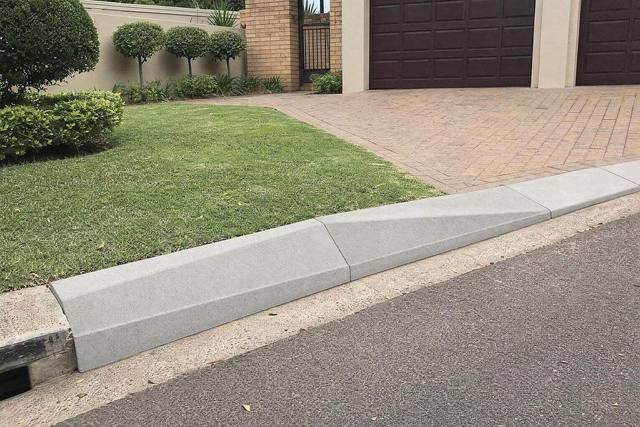 Transition kerbs in Natural grey