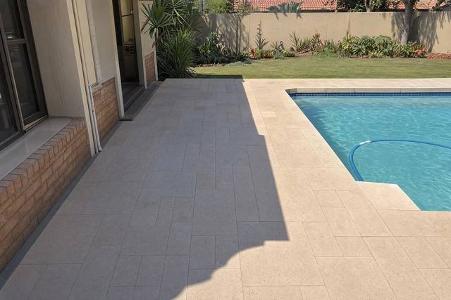 Tumbled travertine in Classic beige