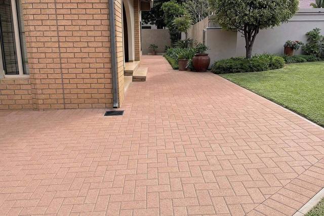 Basket weave in bevel pavers, Red