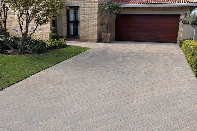 45° stretcher bond: long in long large-format pavers, Marble