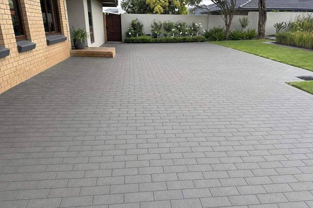 Stretcher bond: long in strip pavers, Charcoal
