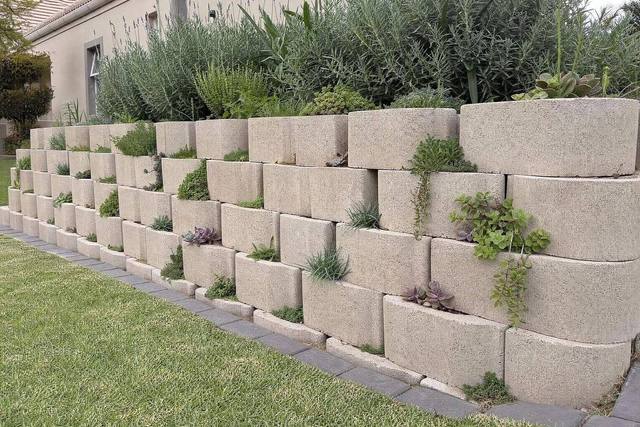 Open-face retaining blocks in Natural grey