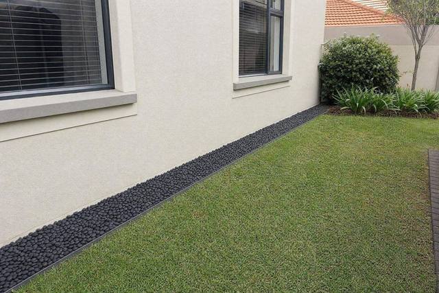 Black pebble border