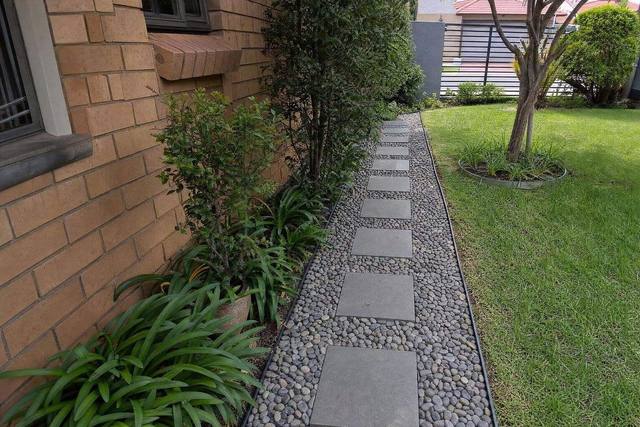 Slate pebbles with stepping stones
