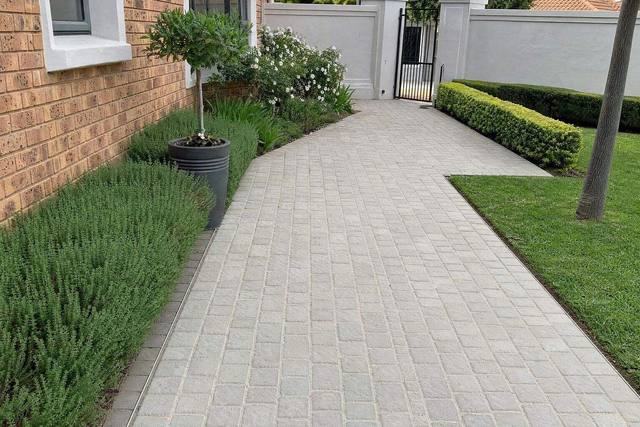 Rock cobbles in Dove grey