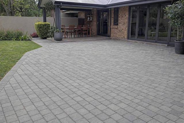 Cobble pavers in Granite