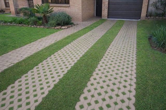 Figure-8 grass blocks in Sandstone tan light