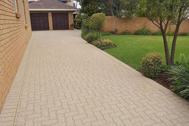 Interlocking pavers (interlockers) in Ivory