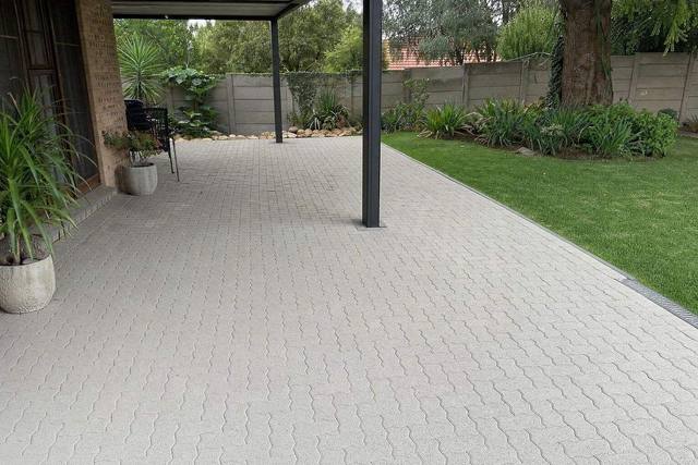 Double zig-zag pavers in Premium grey
