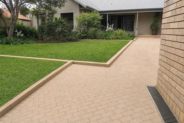 Coloured garden kerbs in Sandstone tan light