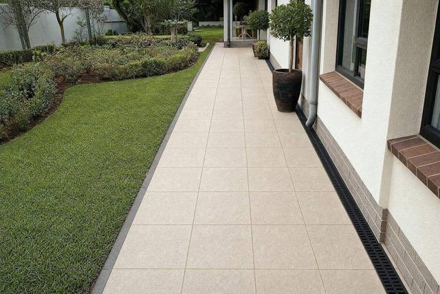 Rough-finish flagstones in Sandstone tan light