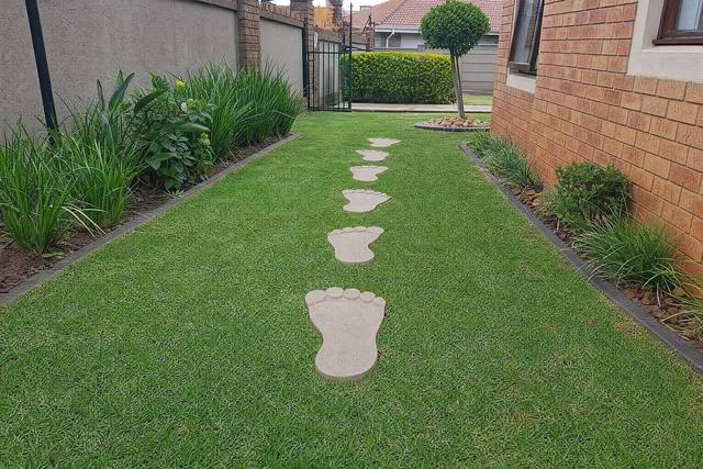 Decorative stepping stones in Cement