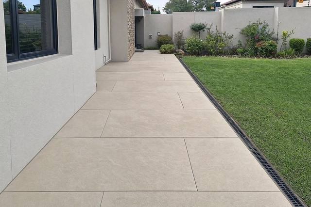 Large-format flagstones in Sandstone tan light