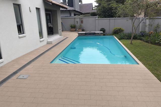 Rectangular pavers in Chocolate