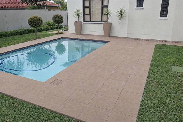 Smooth square pavers in Chocolate