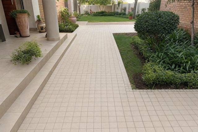 Slate cobbles in Sandstone tan light