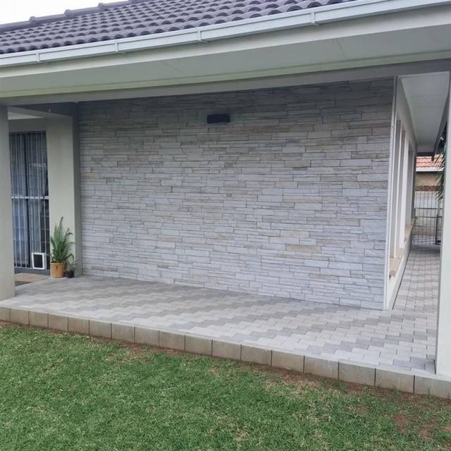 Simulated ledgestone wall