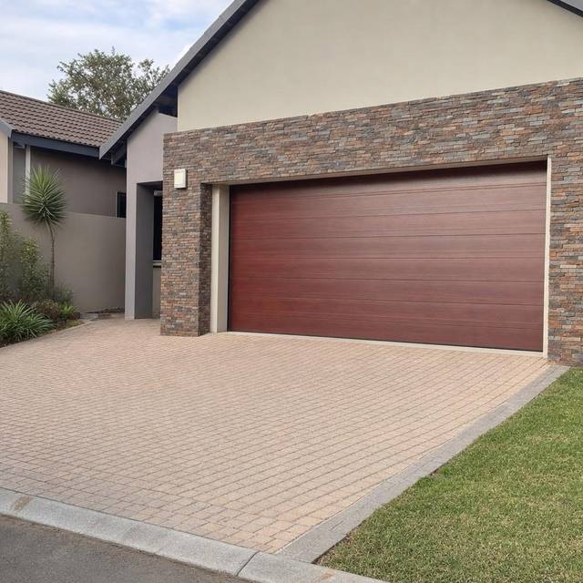 Slate strip wall at the garage