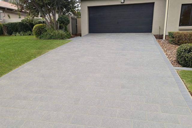 Cobble paver driveway in Granite