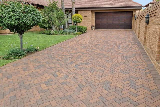Split bevel driveway in Sahara