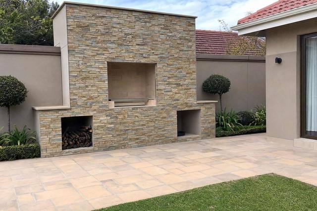 Sandstone braai wall
